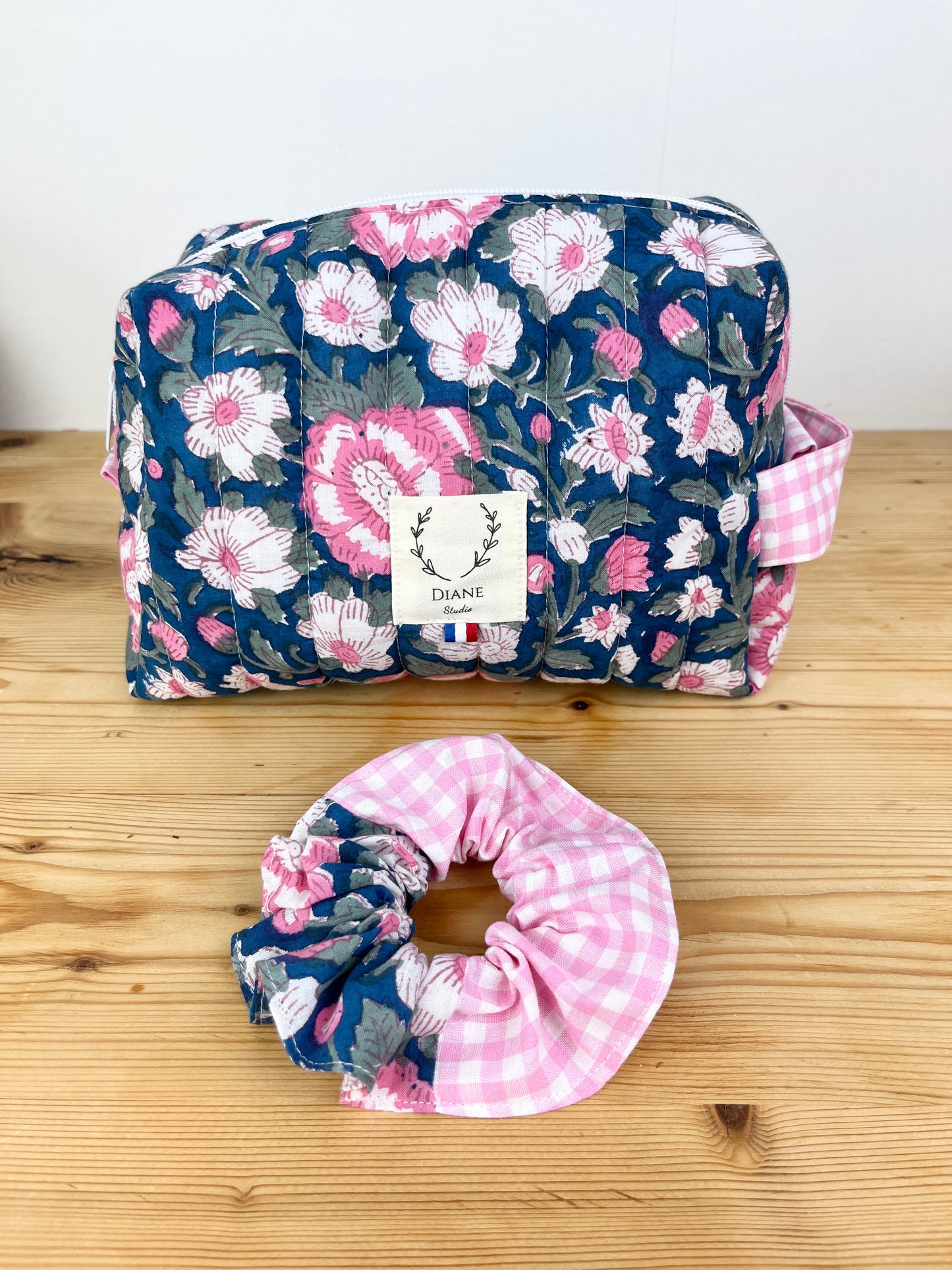 Set: toiletry bag and scrunchie of your choice 