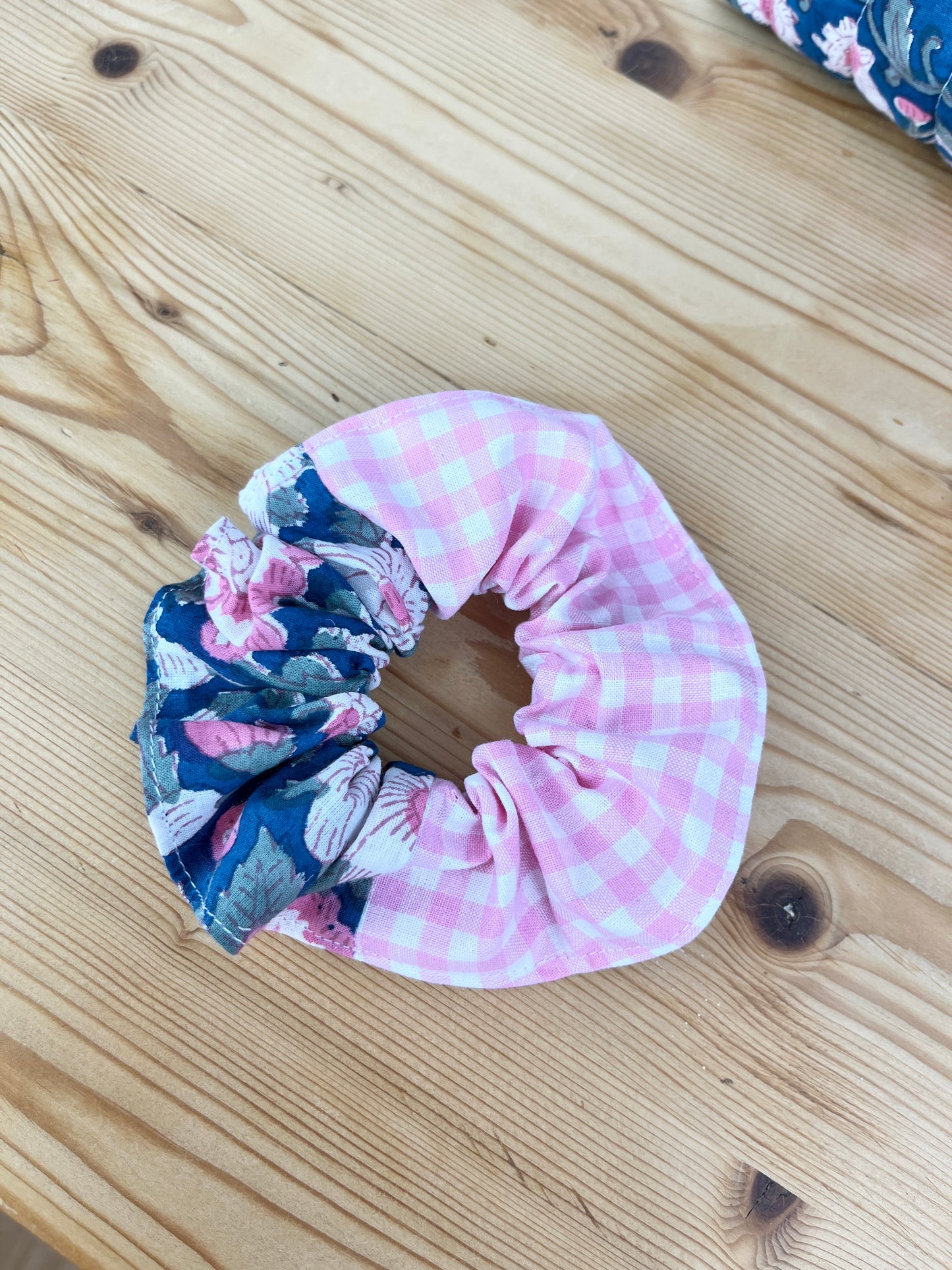 Set: toiletry bag and scrunchie of your choice 