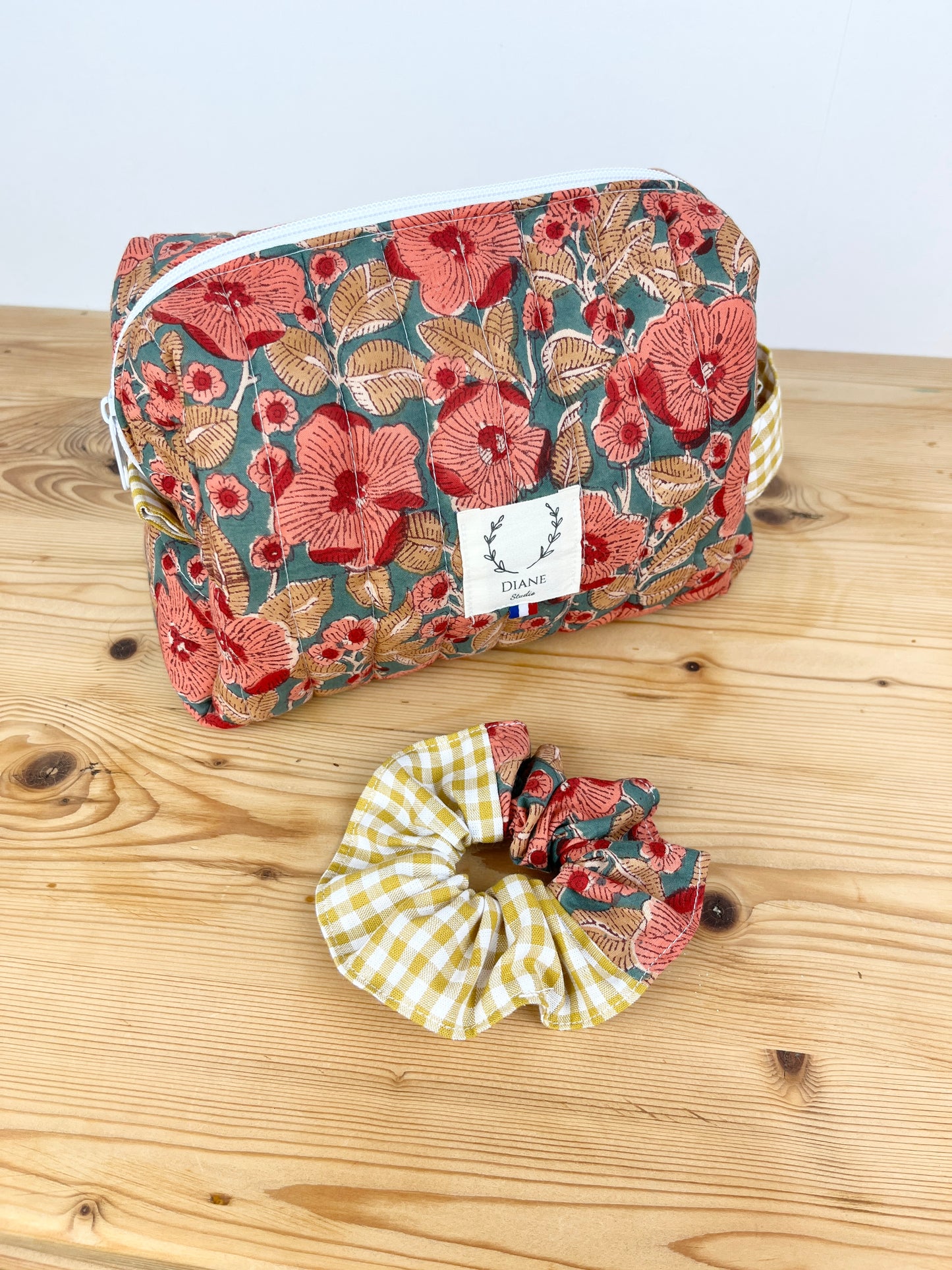 Set: toiletry bag and scrunchie of your choice 