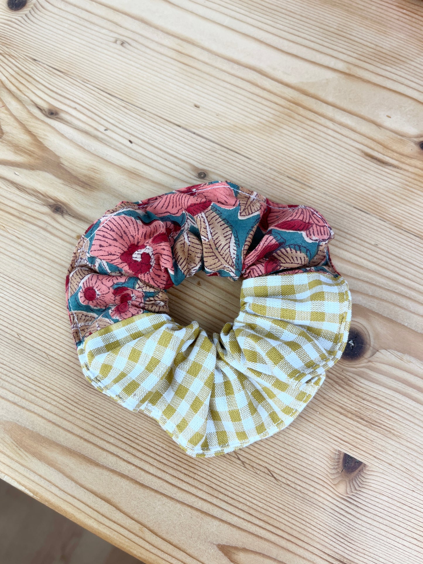 Set: toiletry bag and scrunchie of your choice 