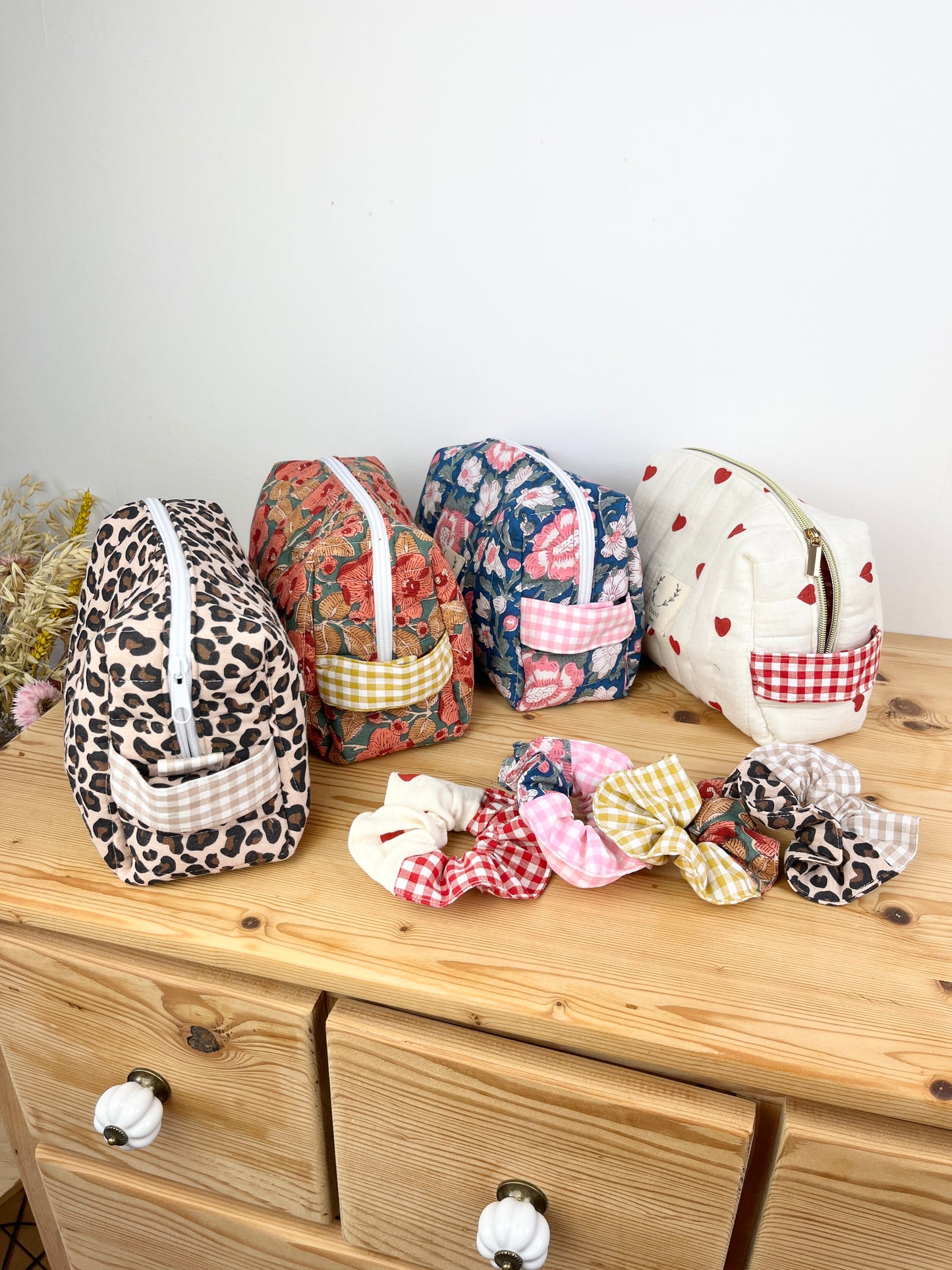Set: toiletry bag and scrunchie of your choice 