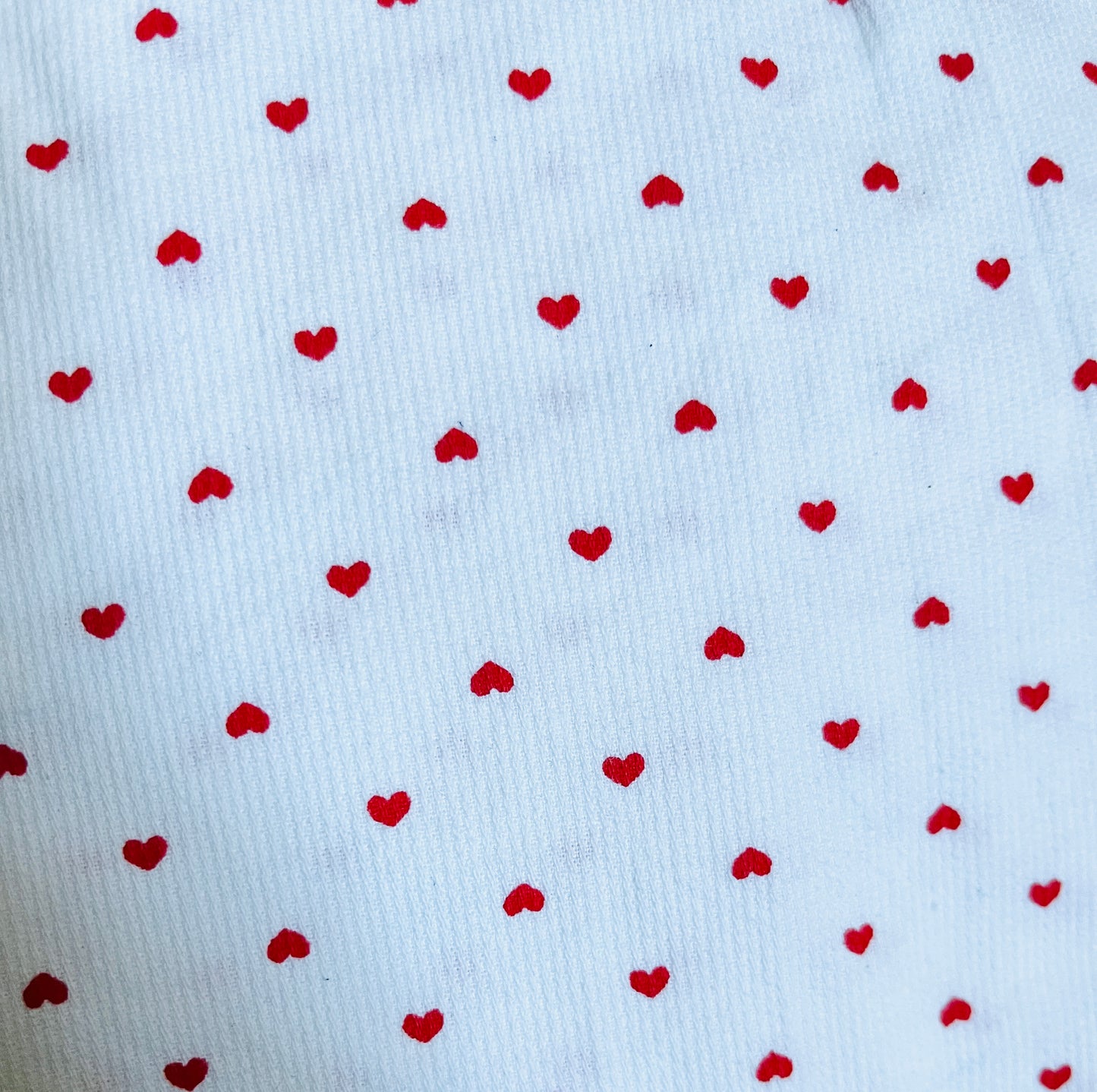 Coupon 90x90cm Piqué de coton petits coeurs rouges