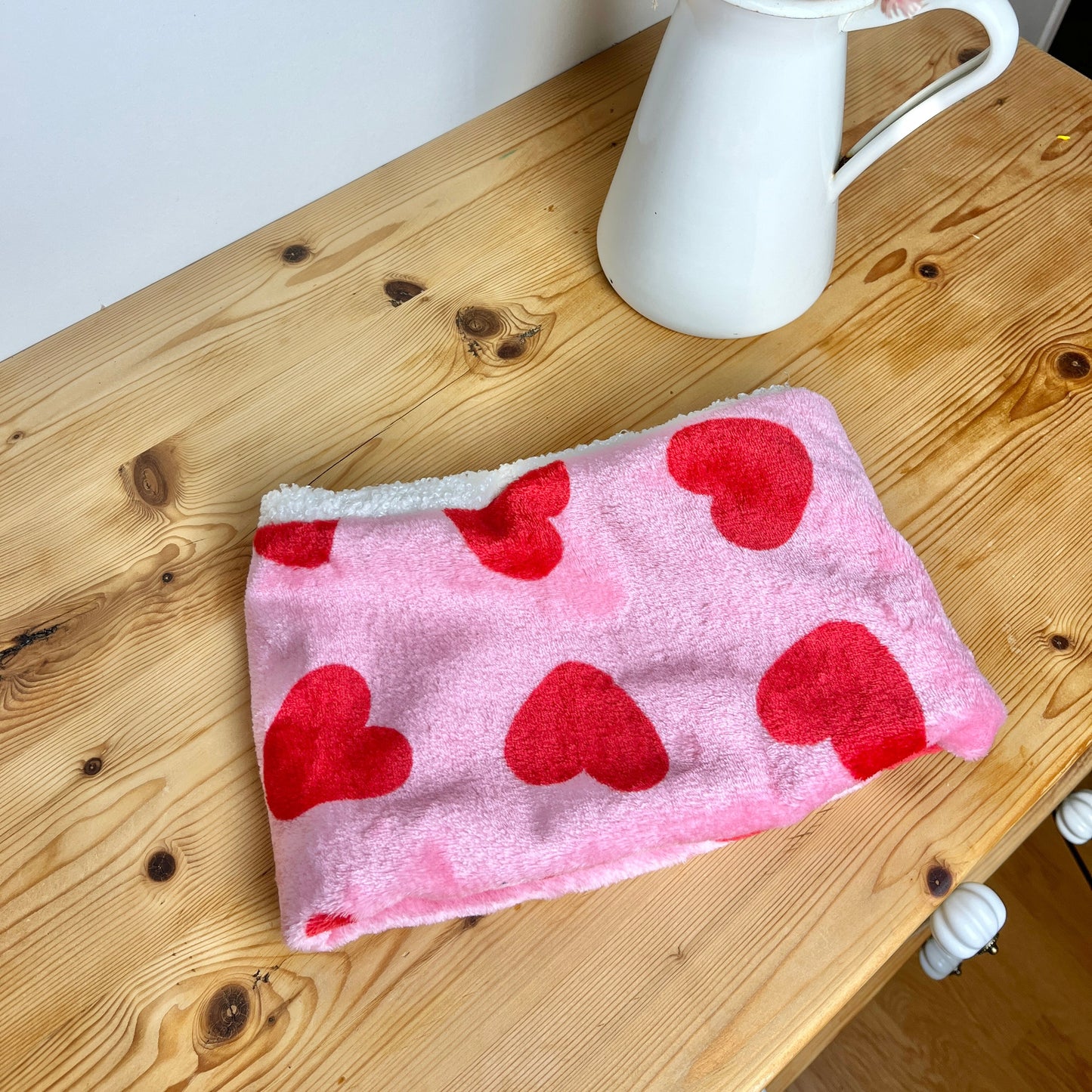 Children's neck warmer with red hearts