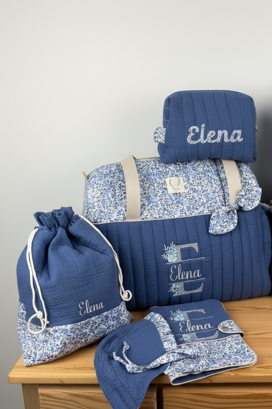 Ensemble : Sac à langer/voyage, trousse de toilette, protège carnet, pochon et béguin