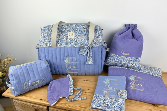 Ensemble : Sac à langer/voyage, trousse de toilette,couverture, protège carnet, pochon et béguin