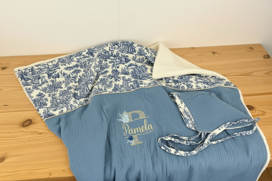Ensemble : Trousse de toilette, couverture, protège carnet, et béguin