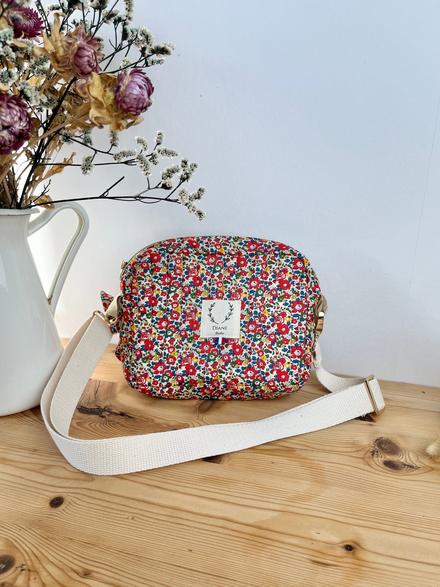 The Elisabeth shoulder bag is 100% customizable.