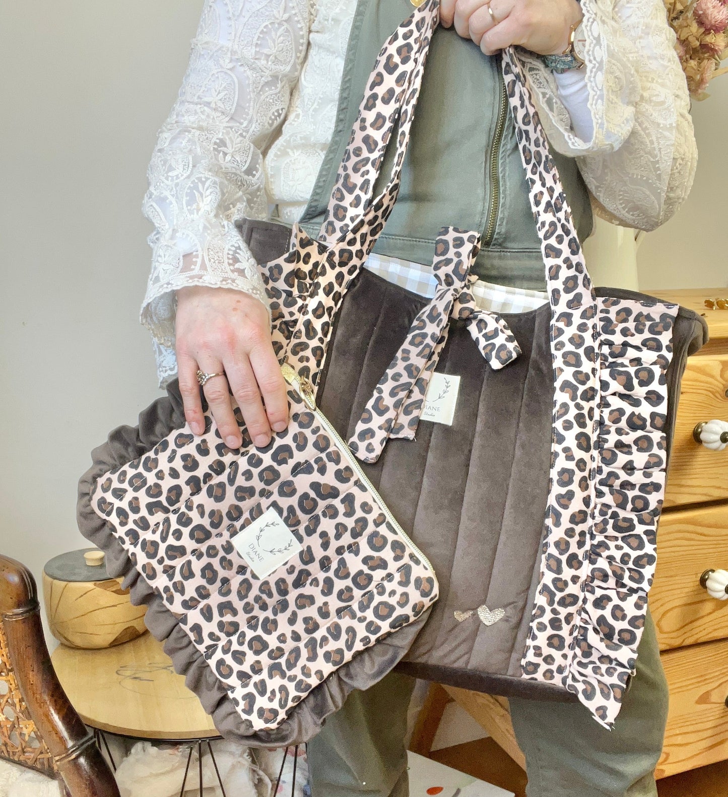 La pochette Jeanne gaze léopard et volants velours