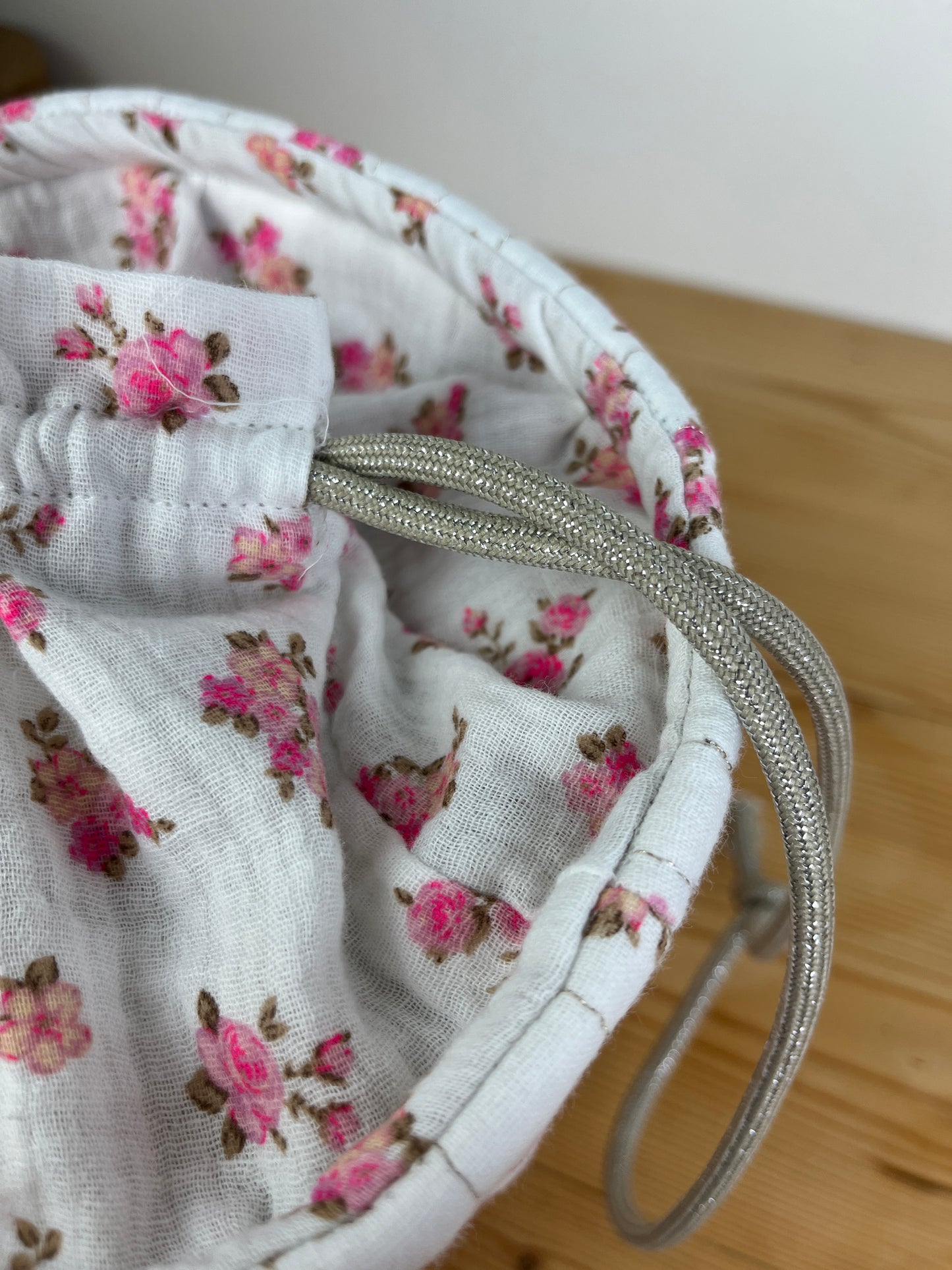 The Aëlis drawstring basket is 100% customizable.