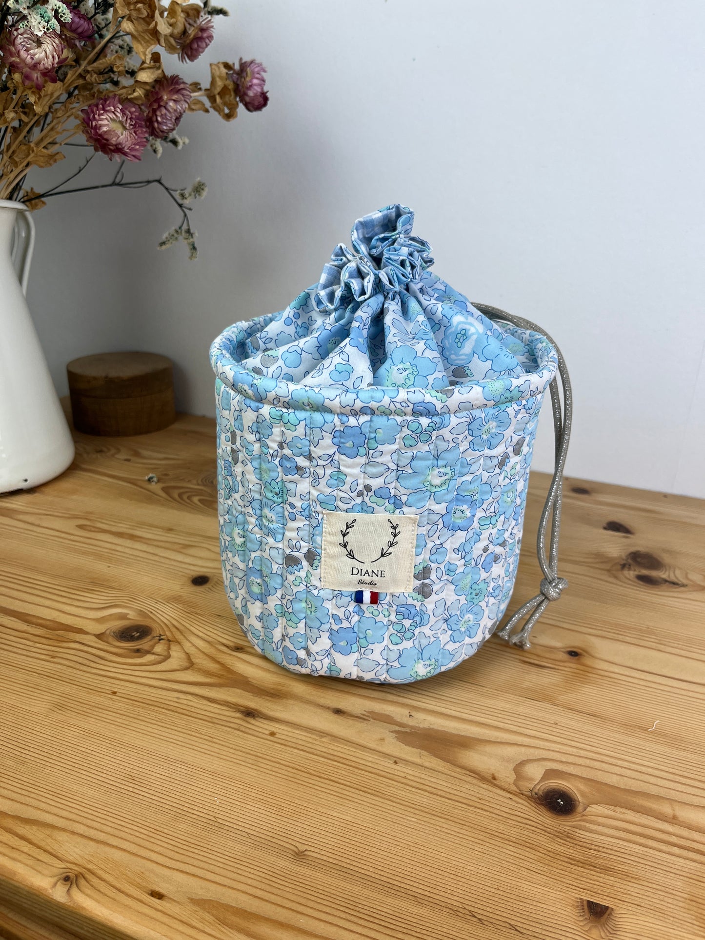 The Aëlis drawstring basket is 100% customizable.