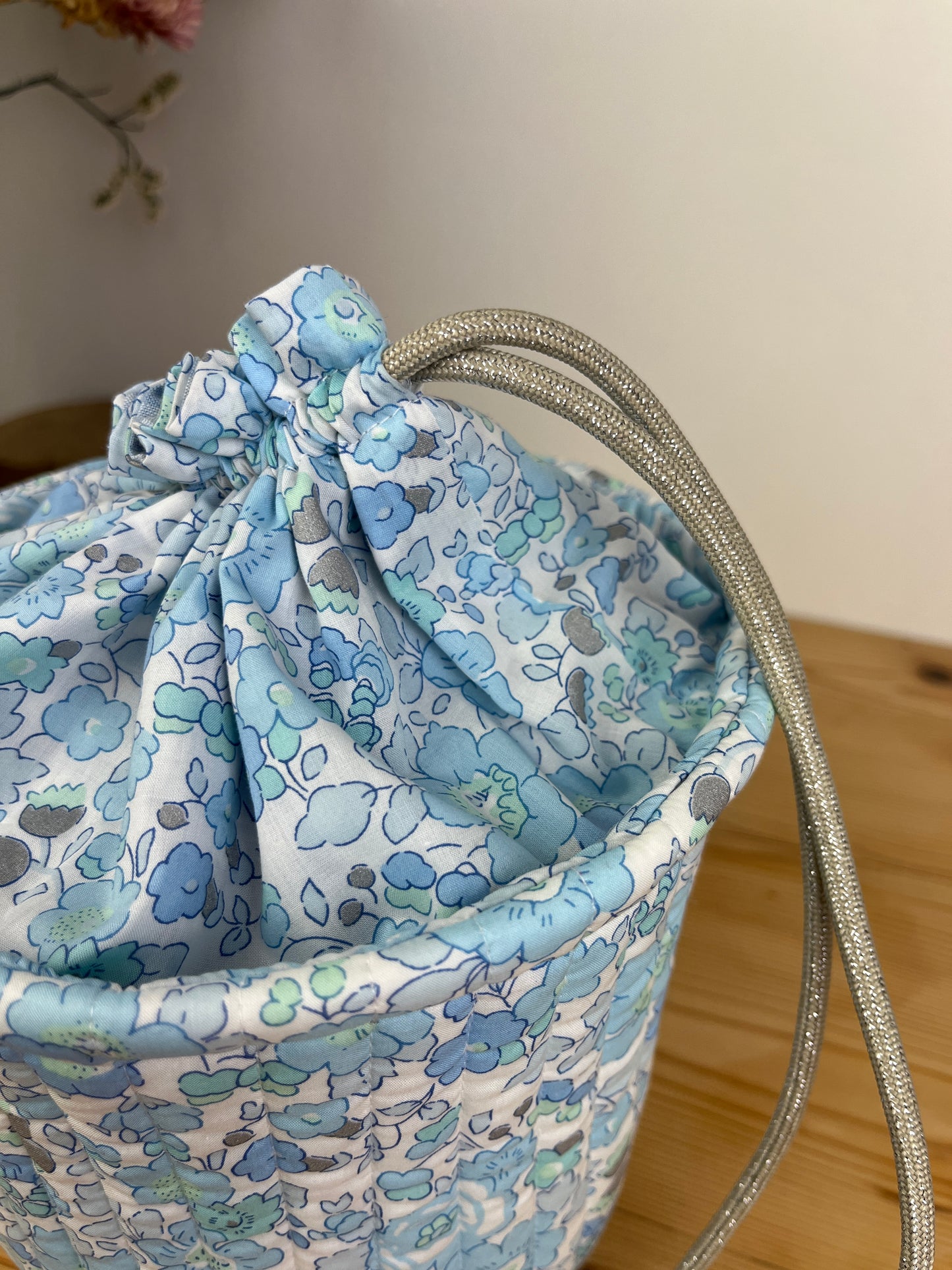 The Aëlis drawstring basket is 100% customizable.