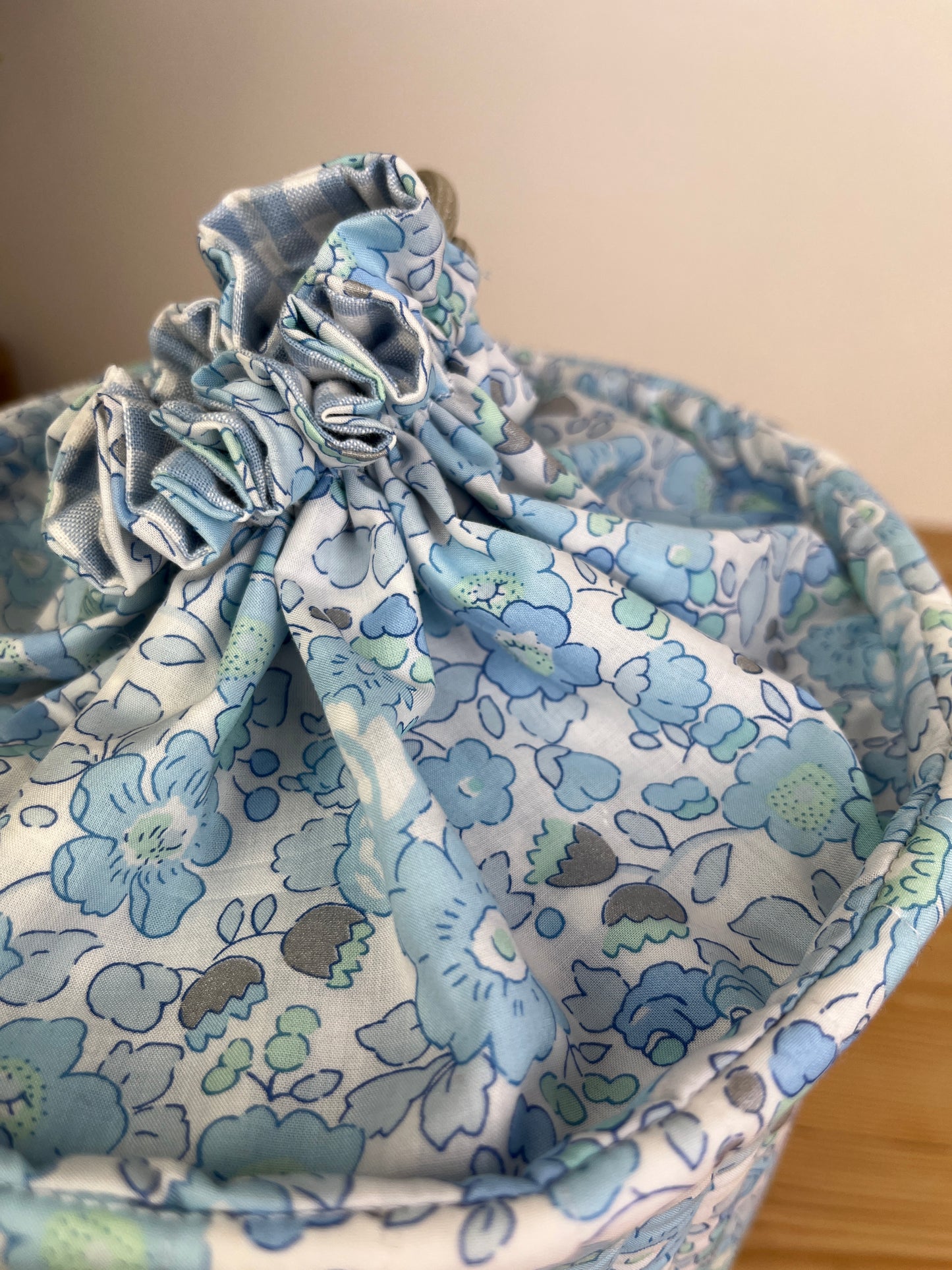 The Aëlis drawstring basket is 100% customizable.