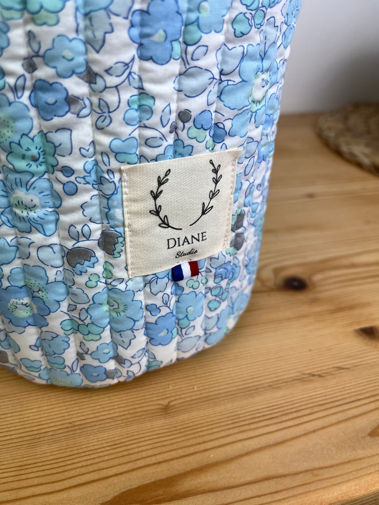 The Aëlis drawstring basket is 100% customizable.