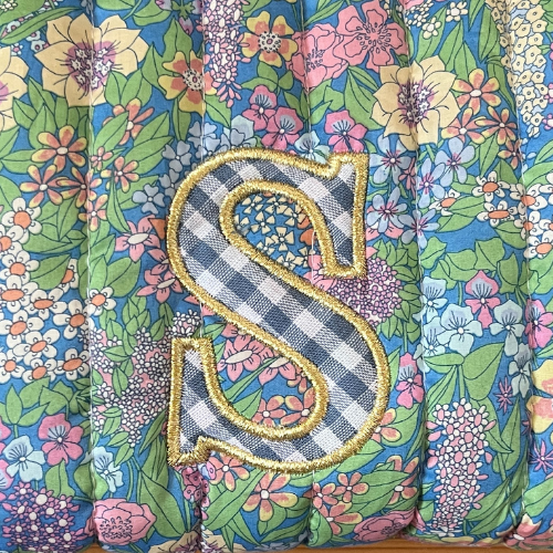 Lettre capitale en tissu